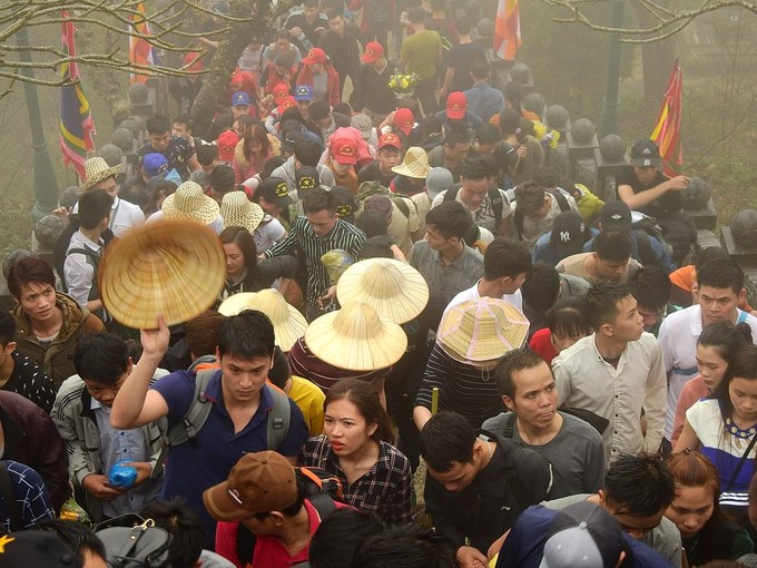 Hàng nghìn người trẩy hội Yên Tử trong sương mù